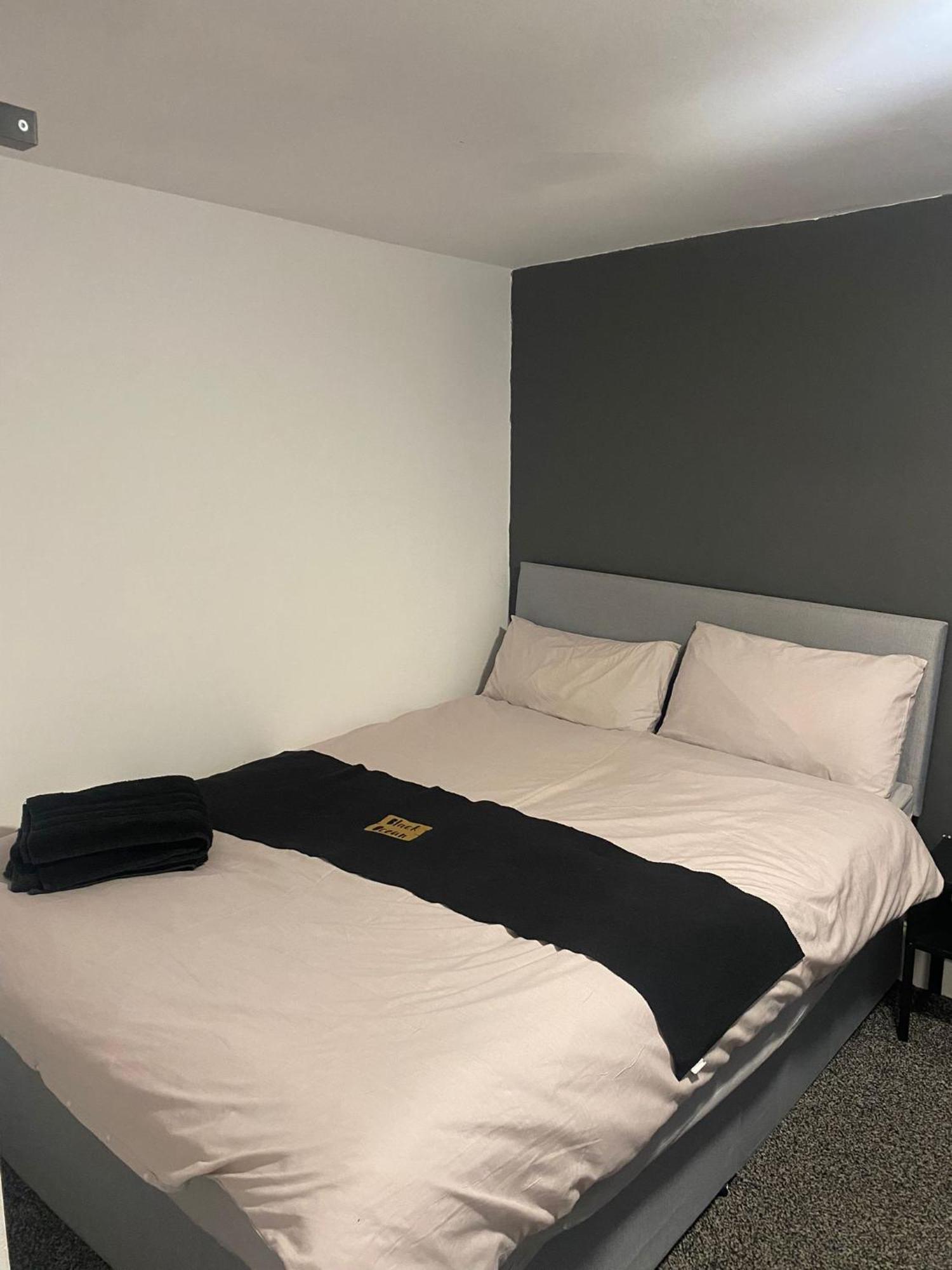 Black Ocean Holiday Apartments — Photos 1